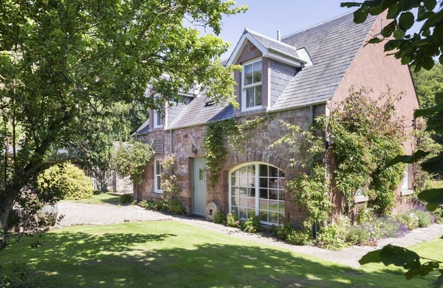 Old Mill Cottage - sleeps 4 guests in 2 bedrooms