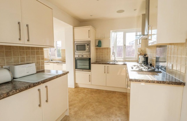 OLD ORCHARD COTTAGE, pet friendly, with a garden in Allerthorpe