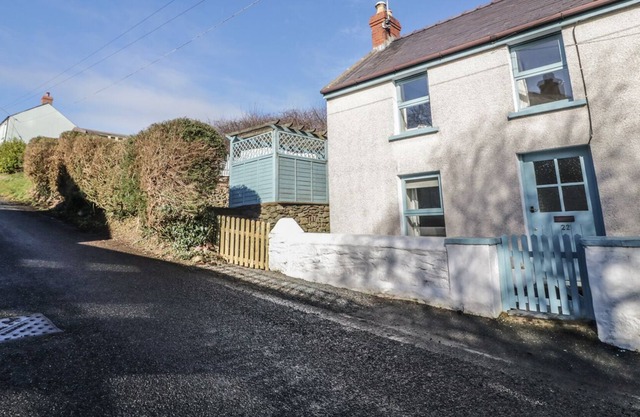 OLD POST COTTAGE, pet friendly, with open fire in St. Ishmaels