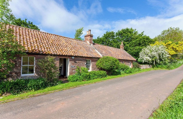 OLD SMIDDY COTTAGE, pet friendly, with open fire in Haddington