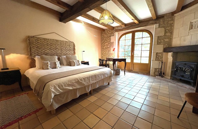 OLD STONE FARMHOUSE WITH SWIMMING POOL