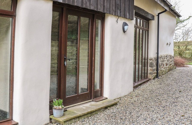 OLD STABLE COTTAGE, family friendly, with pool in Okehampton