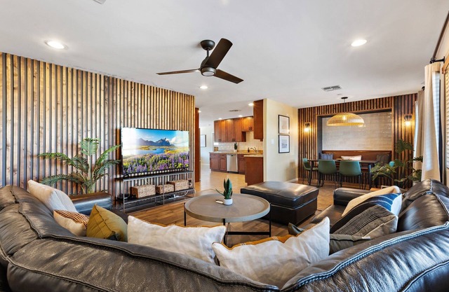 Old Town- Heated Pool- Hot Tub- Game Room- Firepit- Putting Green!