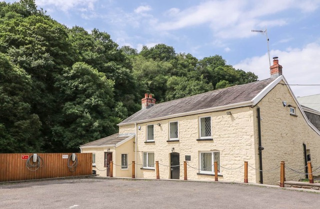 OLD TREDEGAR ARMS, family friendly, with open fire in Cwmtwrch