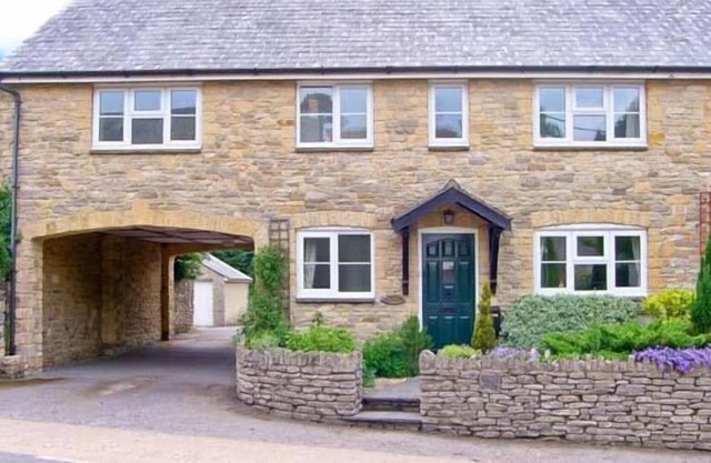 OLD YEW COTTAGE, family friendly, with open fire in Broadwindsor