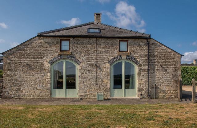 Oldbury Barn - sleeps 11 guests in 4 bedrooms