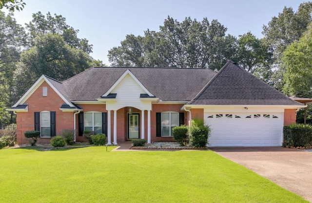 Olive Branch Getaway w/ Deck & Charcoal Grill!