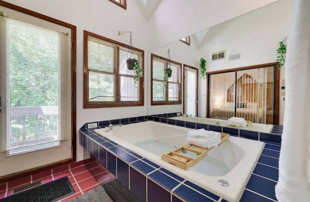 Omega · Omega Lounge -2BR Townhouse w/Jacuzzi-Shawnee Mtn