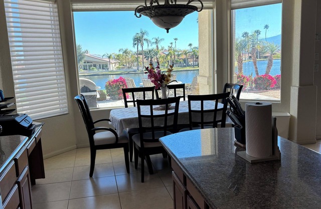 On Golf Course 2-bedroom house with WiFi, AC in Desert Hot Springs