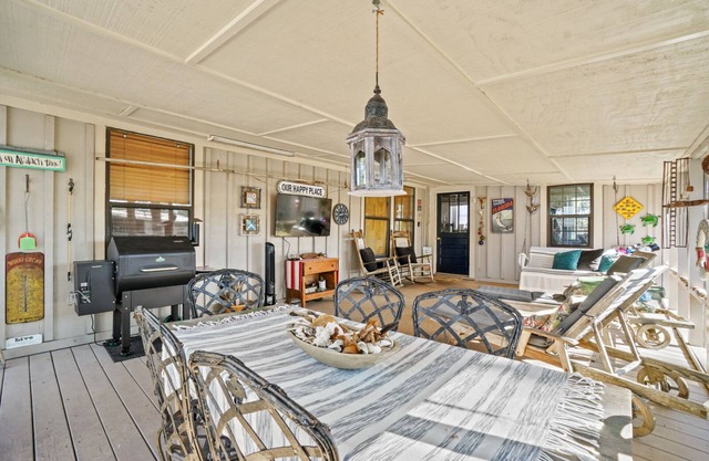 On Indian Pass! 4 Bedrooms, Sleeps 8, Boat Parking, Bikes, Pets Welcome!
