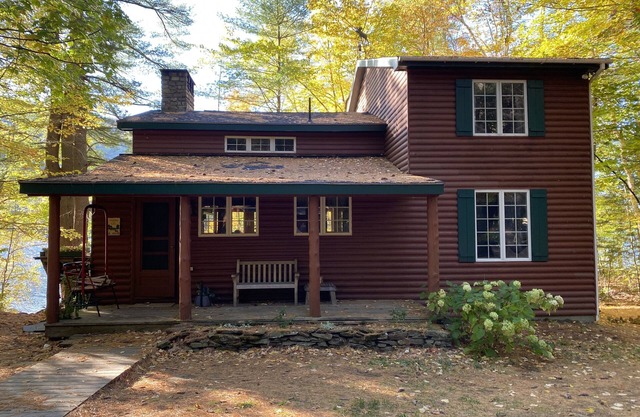 On Moose Pond: Lake/ski house with mountain views!