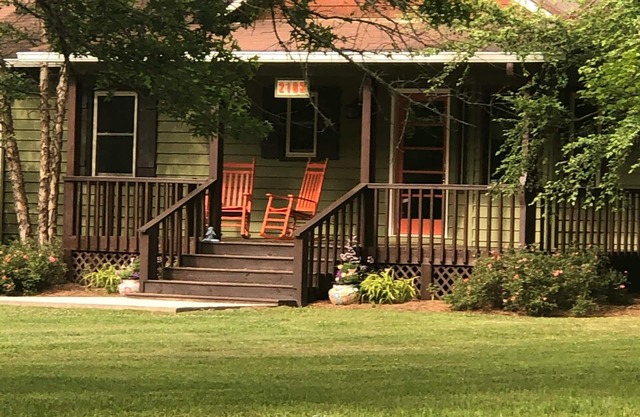 On the Hiawassee River! Sleeps 6! Only 16 miles from Helen!