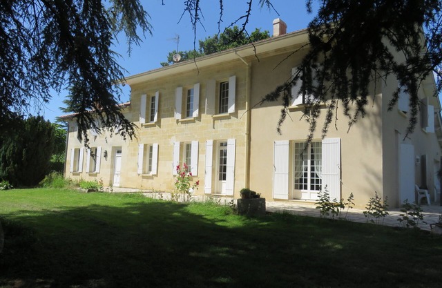 On the outskirts of St Emilion Le REFUGE DU PEINTRE is a charming house.
