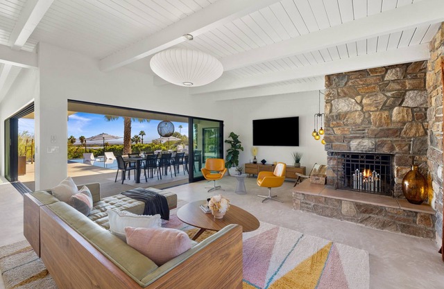 On The Rocks - Renovated Palm Springs Home