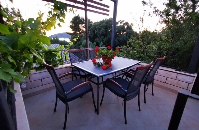 One bedroom apartment with terrace and sea view Drvenik Mali, Drvenik (A-16787-c)