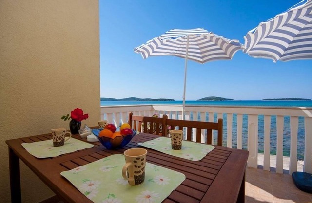 One bedroom apartment near beach Krapanj, Šibenik (A-18004-a)