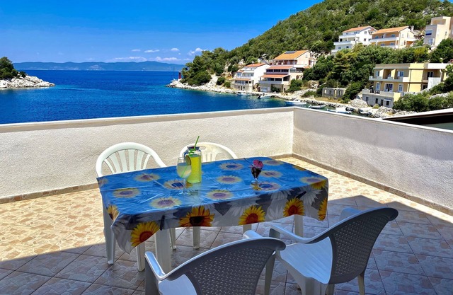 One bedroom apartment near beach Zaklopatica, Lastovo (A-8342-b)