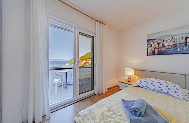 One bedroom apartment near beach Zaklopatica, Lastovo (A-8342-d)
