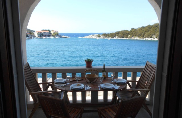One bedroom apartment near beach Zaklopatica, Lastovo (A-8346-b)