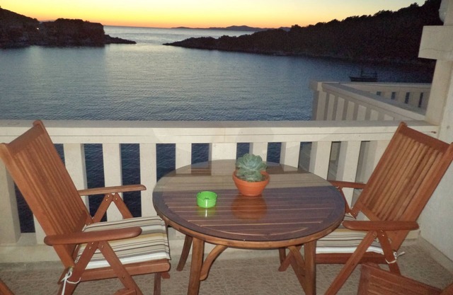 One bedroom apartment near beach Zaklopatica, Lastovo (A-8346-c)