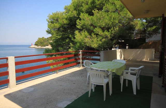 One bedroom apartment near beach Zaklopatica, Lastovo (A-8347-a)