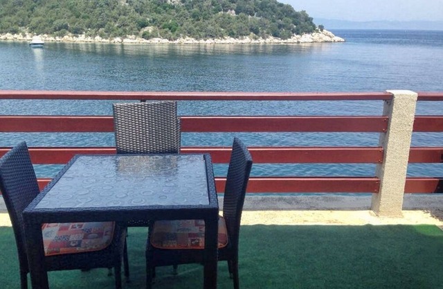 One bedroom apartment near beach Zaklopatica, Lastovo (A-8347-b)