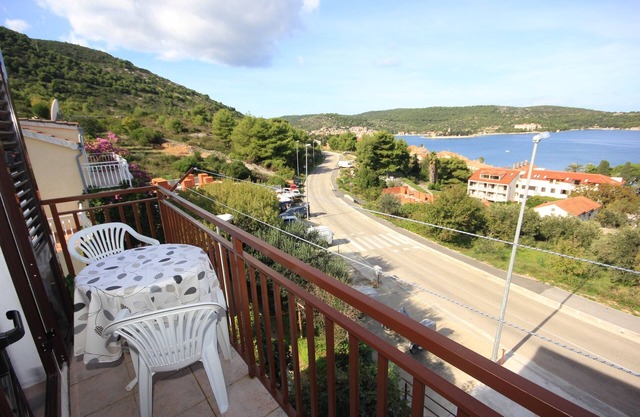 One bedroom apartment with balcony and sea view Vis (A-8448-b)