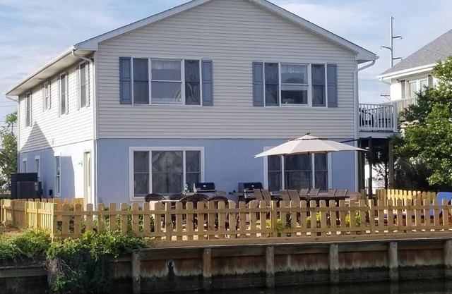 One Block to Beach, Sleeps 23 people, no steps to enter, Waterfront Decks