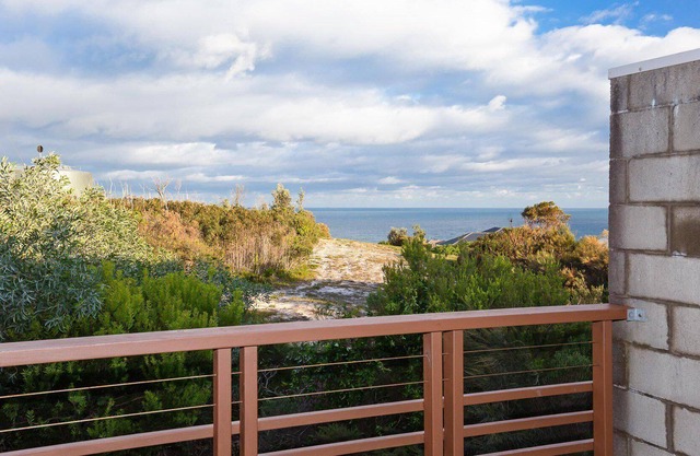 One Mile Ridge, 12a/26 One Mile Close - stunning views, air con, infinity pool