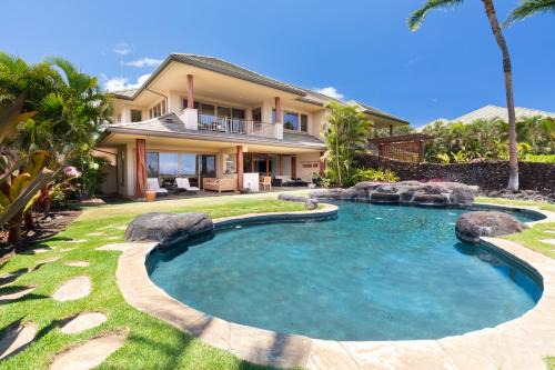 ONE OCEAN OHANA Expansive Views Exclusive Oceanfront Grotto pool plus private pool spa