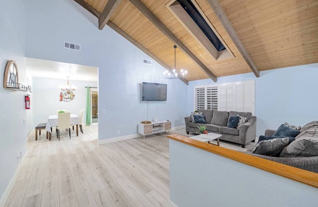 One-Story w/Backyard & FastWiFi (Avocado Perch)