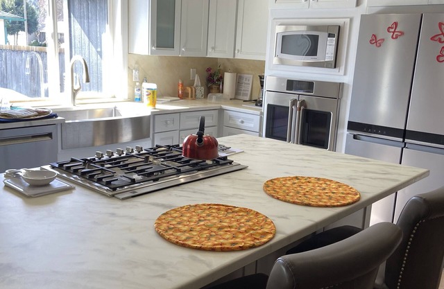 Open concept with modern kitchen 5 minutes from fairgrounds/downtown Puyallup