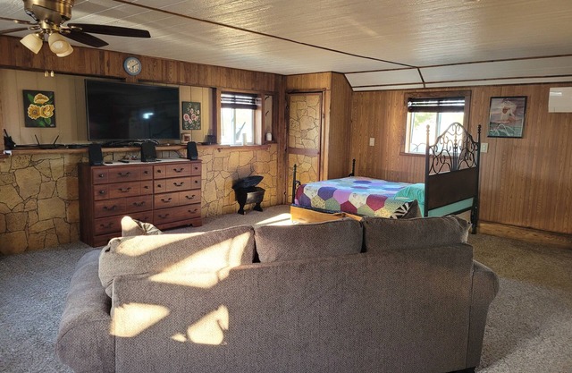 Open floor plan, Kitchen, bathroom, sleeps 4, Country Setting