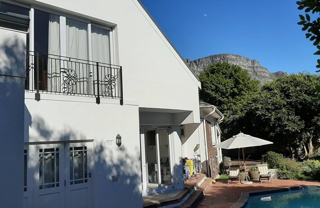 Open plan cottage with swimming pool close to Kirstenbosch Gardens and beaches.