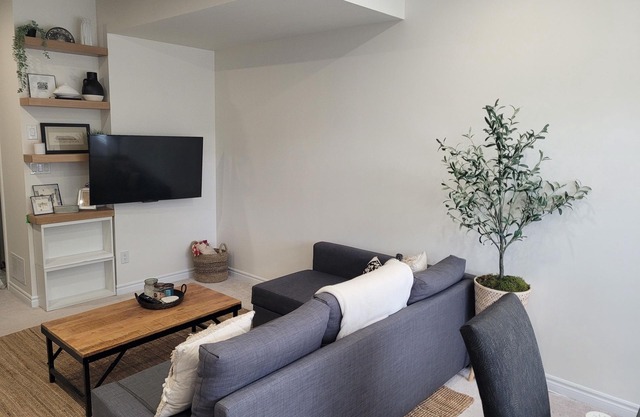 Open & Spacious 2bd/2.5bath Townhouse w/2offices