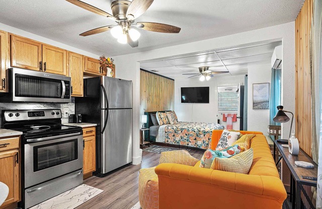 Orange Blossom Place - Studio Apt Near Bars & Food