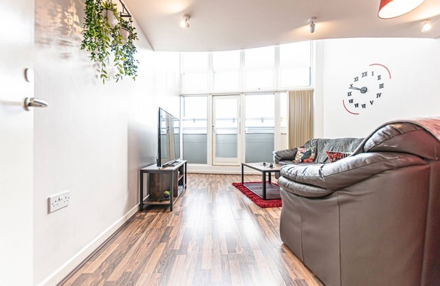 Orange Rentals - Stunning Penthouse Near The Albert Dock with Balcony & Parking
