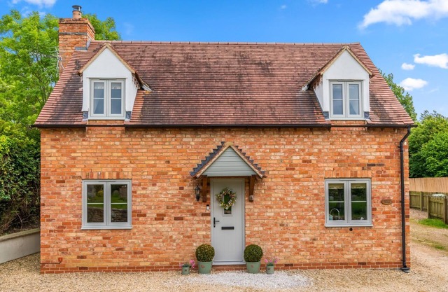 Orchard Cottage, Alderton - sleeps 6 guests in 3 bedrooms