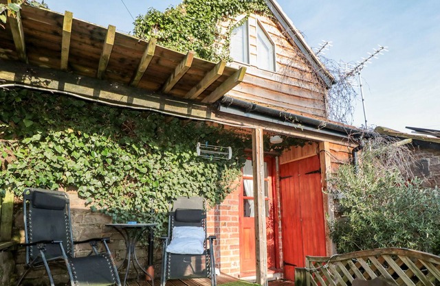 ORCHARD COTTAGE, pet friendly, character holiday cottage in Blakeney