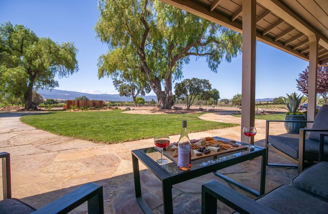 Organic Vineyard w/Bocce & Game Room. Sleeps 8