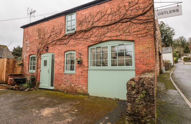OSTLERS, pet friendly, character holiday cottage in Mitcheldean