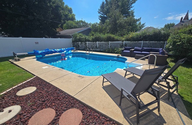 Ottawa Oasis! Pool, Game room, Pet Friendly!