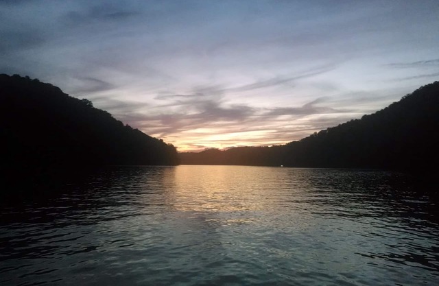 "Our Happy Place", Floating Home, Sleeps 10; 4 bed/1.5 bath