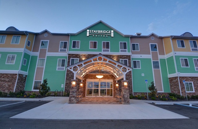 Outdoor Pool. Free Breakfast. Gym Access. Private Suite Great for Groups!