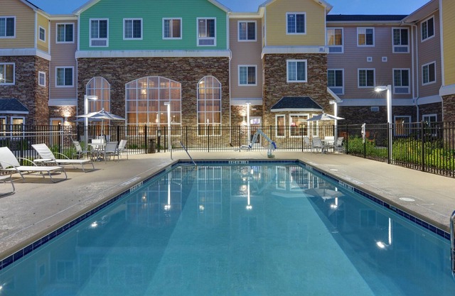 Outdoor Pool. Free Breakfast Buffet. Gym. Perfect for Groups!