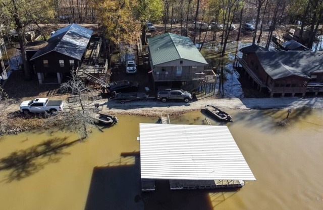 Outdoorsmen's Paradise: Lodge on The Black River