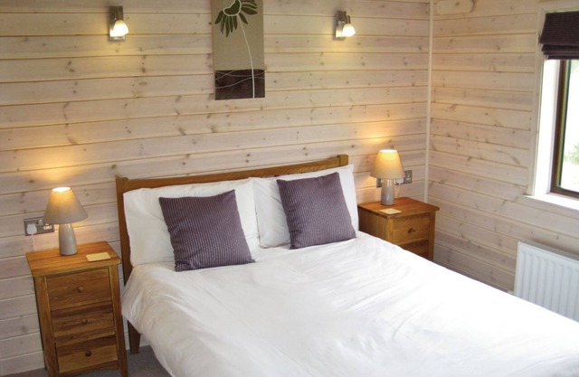 Outstanding, stylish lodge with one master double with ensuite shower and two twin.
