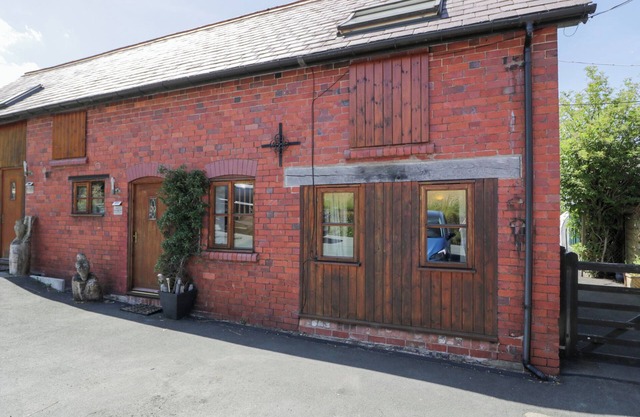 OWL COTTAGE, pet friendly, character holiday cottage in Llangollen