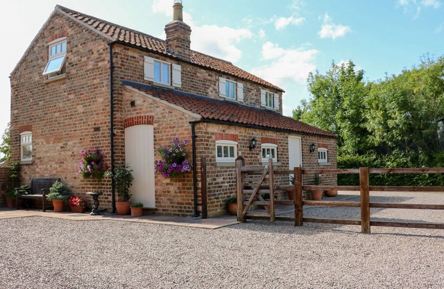 OWL'S ROOST, family friendly, with a garden in Alford