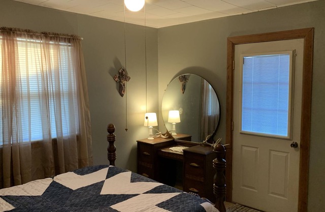 Ozark Foothills Country Cottage w/ 4 person Hot tub